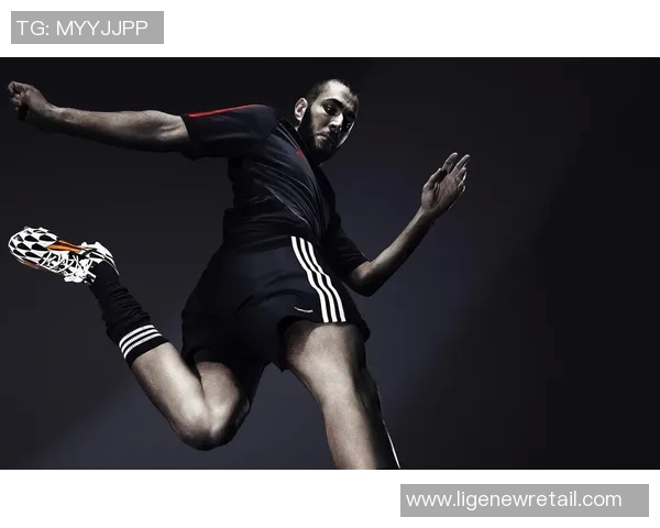 足球明星的高端魅力与黑色时尚的完美结合