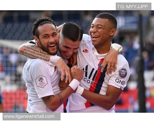 高清壁纸足球明星合照展现球场风采与友谊的完美瞬间