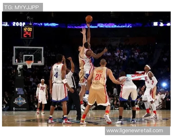 篮球全明星赛场上的紧张氛围与压迫感瞬间捕捉的精彩瞬间